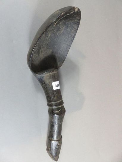 Cuillère. Le cuilleron est surmonté d’un...