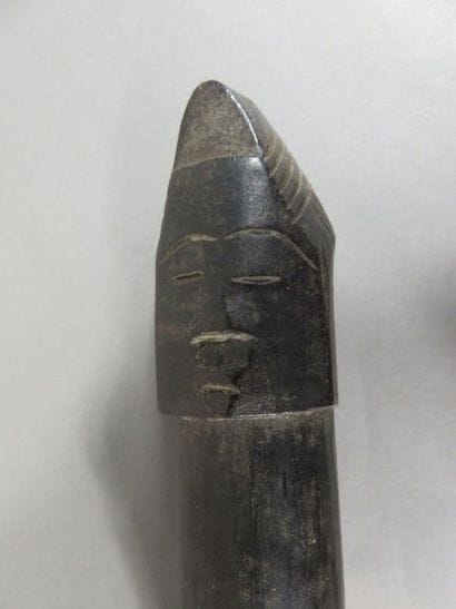 Cuillère. Le cuilleron est surmonté d’un...