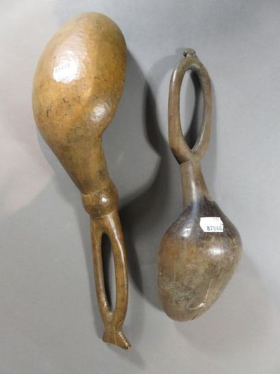 Lot de deux cuillères. Les cuillerons sont...