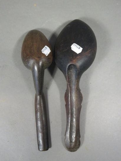Lot de deux cuillères. Les cuillerons sont...