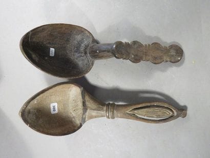 Lot de deux cuillères. Les cuillerons sont...
