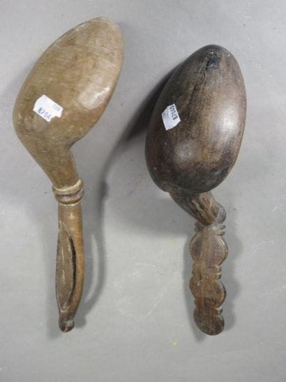 Lot de deux cuillères. Les cuillerons sont...