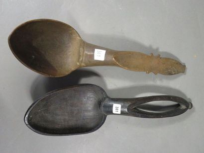 Lot de deux cuillères. Les cuillerons sont...