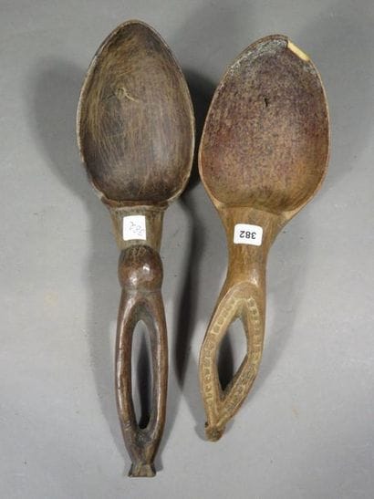 Lot de deux cuillères. Les cuillerons sont...