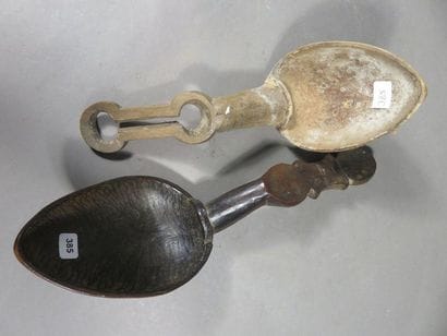 Lot de deux cuillères. Les cuillerons sont...