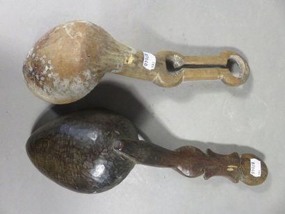 Lot de deux cuillères. Les cuillerons sont...