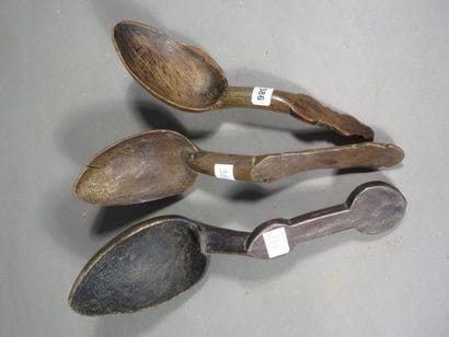 Lot de trois cuillères. Les cuillerons sont...