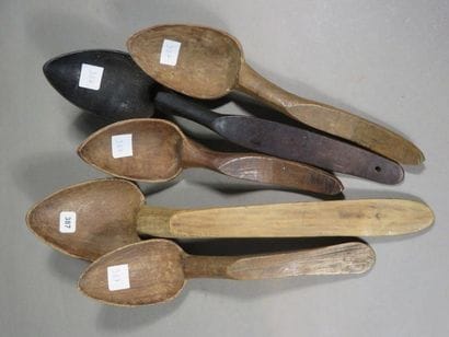 Lot de cinq cuillères. Les cuillerons sont...