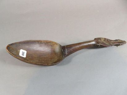 Cuillère. Le cuilleron est surmonté d’un...
