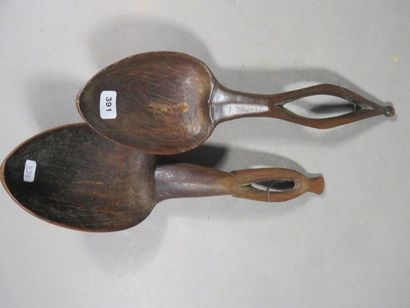 Lot de deux cuillères. Les cuillerons sont...