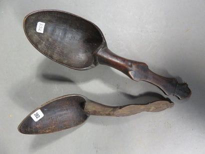 Lot de deux cuillères. Les cuillerons sont...
