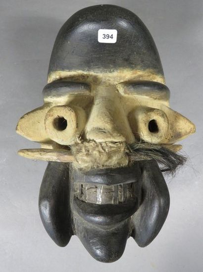 Masque de danse à visage humain présentant...