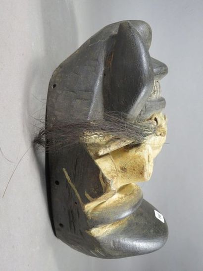 Masque de danse à visage humain présentant...