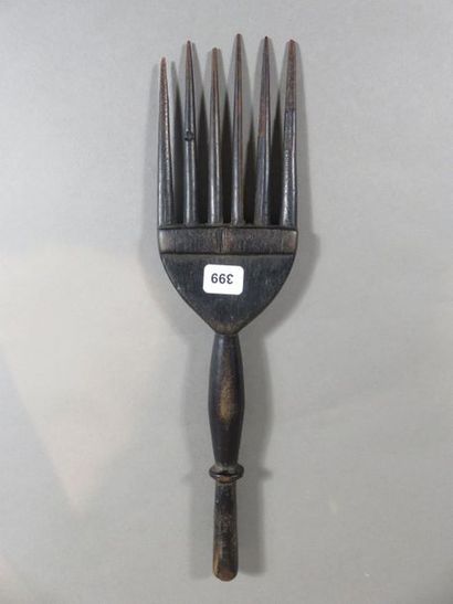 Peigne à six dents.(une dent abimée) Bois...