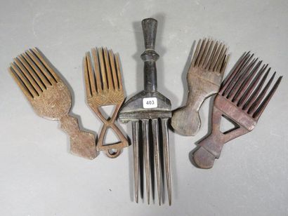 Lot de cinq peignes. Bois à patine d’usage,...