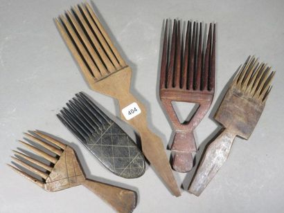 Lot de cinq peignes. Bois à patine d’usage,...