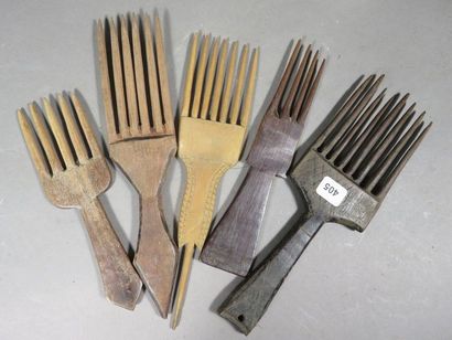Lot de cinq peignes. Bois à patine d’usage,...