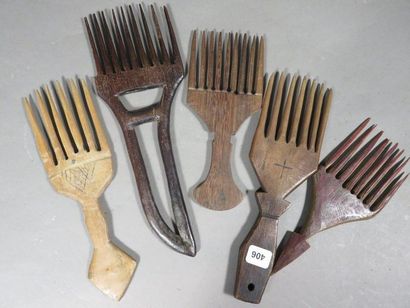 Lot de cinq peignes. Bois à patine d’usage,...
