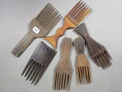 Lot de six peignes. Bois à patine d’usage,...