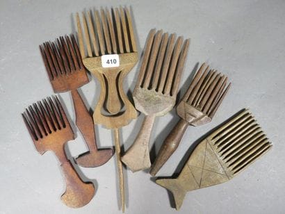 Lot de six peignes. Bois à patine d’usage....
