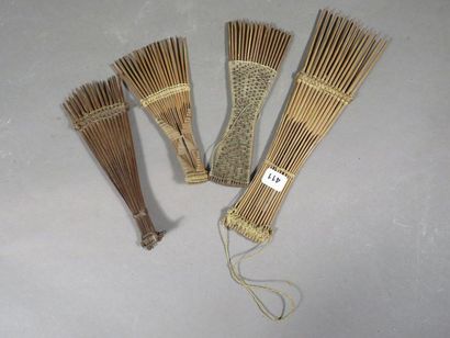 Lot de quatre peignes. Rotin, bois et fibres....