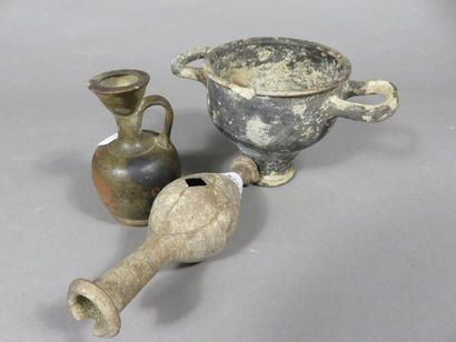 Lot de trois objets composé d’un Skyphos...