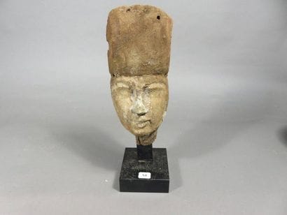 Masque anthropomorphe provenant d’un sarcophage....