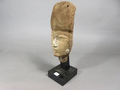 Masque anthropomorphe provenant d’un sarcophage....