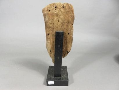 Masque anthropomorphe provenant d’un sarcophage....