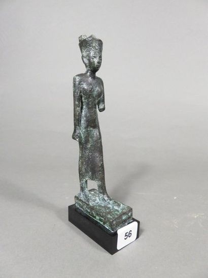 Statuette représentant la déesse Neith debout....