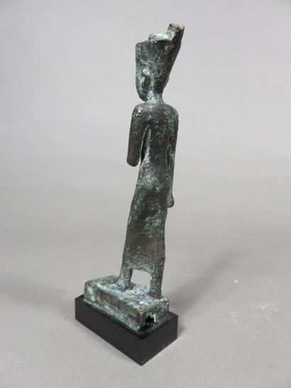 Statuette représentant la déesse Neith debout....