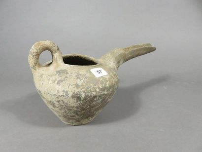Vase « théière » dont la panse globulaire...