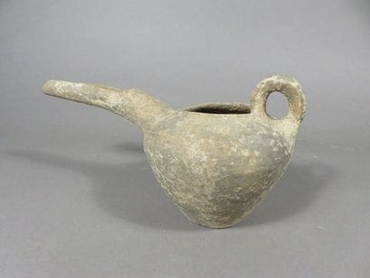 Vase « théière » dont la panse globulaire...