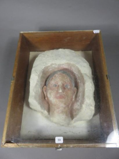 Partie supérieure d’une stèle sculptée en...