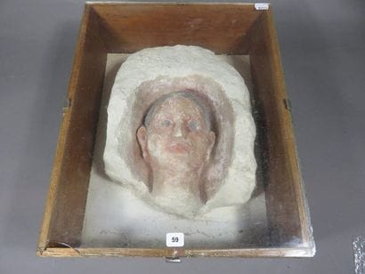 Partie supérieure d’une stèle sculptée en...
