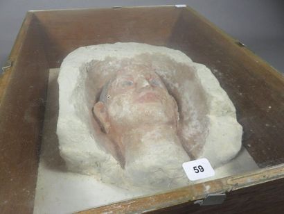 Partie supérieure d’une stèle sculptée en...