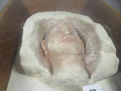 Partie supérieure d’une stèle sculptée en...