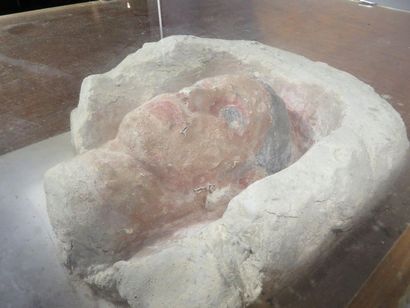 Partie supérieure d’une stèle sculptée en...