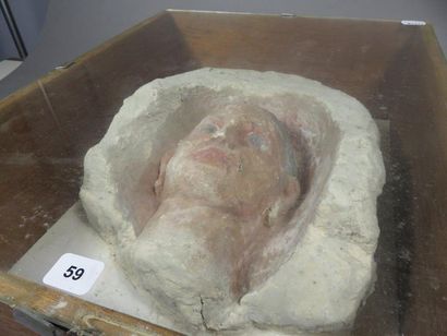 Partie supérieure d’une stèle sculptée en...