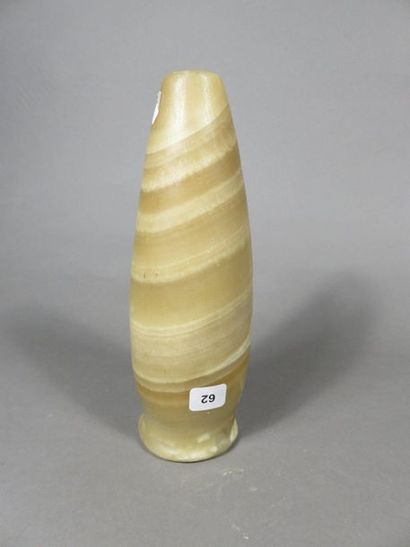 Vase à panse très allongée dont le col est...