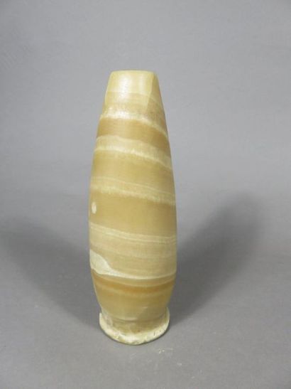 Vase à panse très allongée dont le col est...