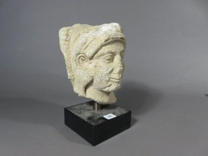 Tête provenant d’une statue représentant...