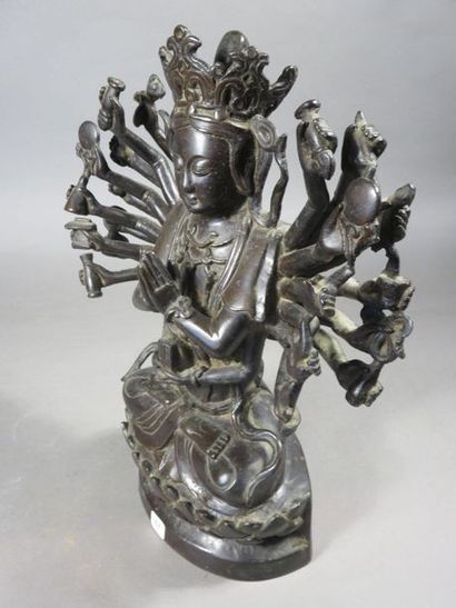 Statuette de boddhisatva à vingt-quatre bras,...