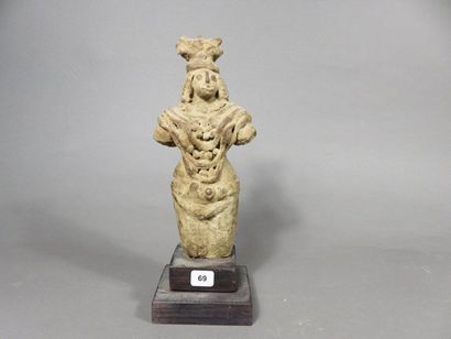 Statuette de déesse mère arborant une couronne,...