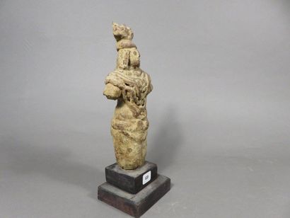 Statuette de déesse mère arborant une couronne,...