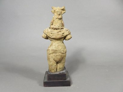 Statuette de déesse mère arborant une couronne,...
