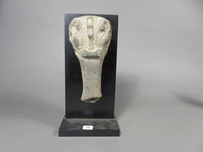 Fragment d’une céramique funéraire représentant...