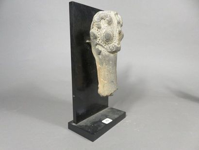 Fragment d’une céramique funéraire représentant...