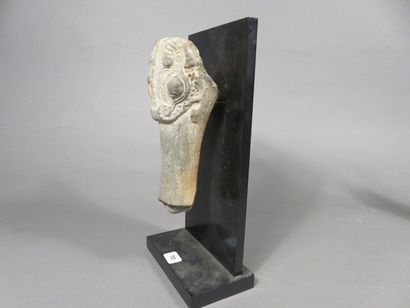 Fragment d’une céramique funéraire représentant...