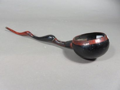 Louche en bois, polychromie rouge et noire....